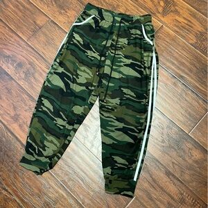 Indero Camouflage Cropped Joggers Lounge Pants size L